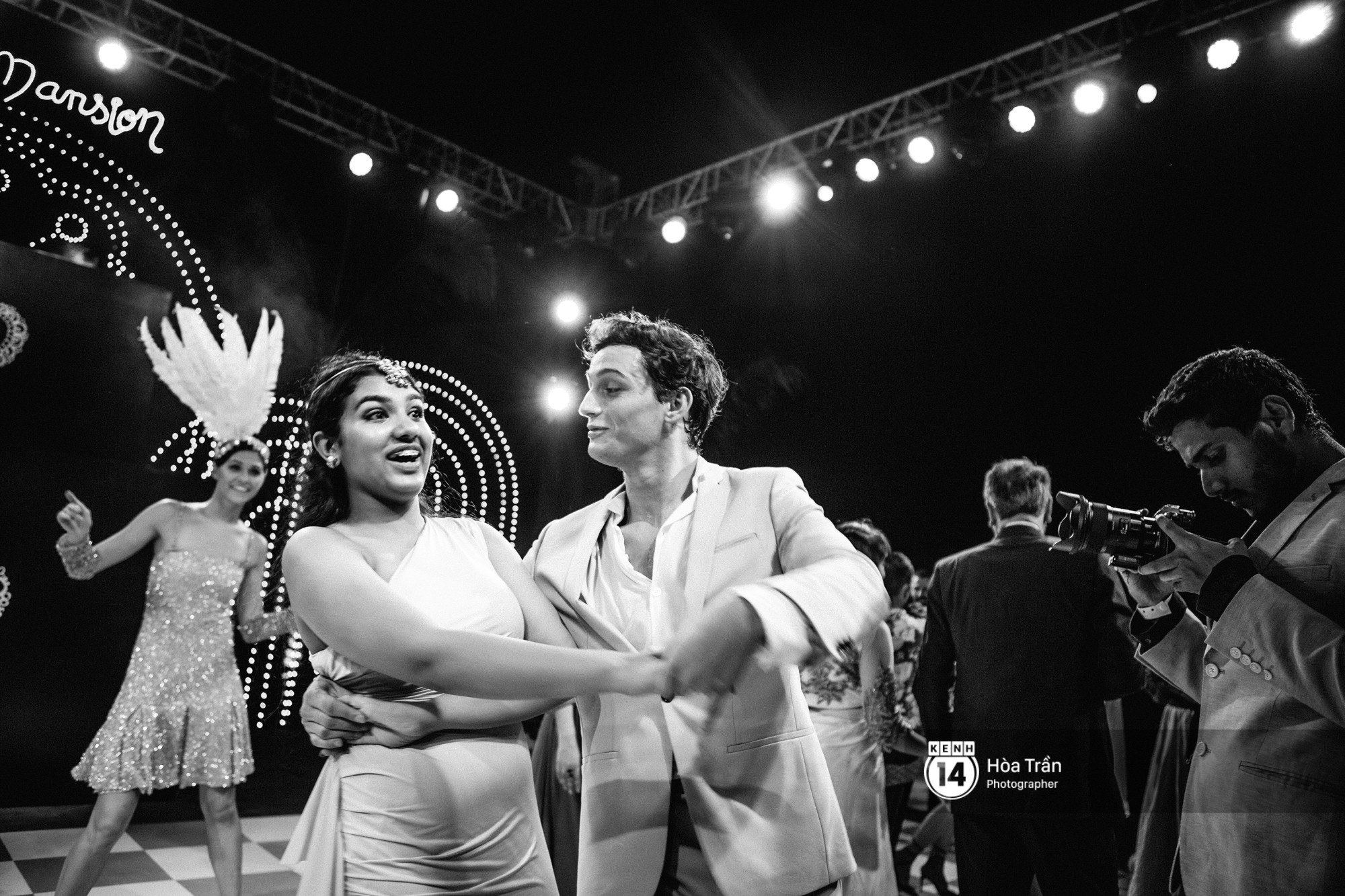 Cặp đôi tỷ phú Ấn Độ lộng lẫy cùng các khách mời đại gia vào đêm tiệc Pink Party đầu tiên ở Phú Quốc