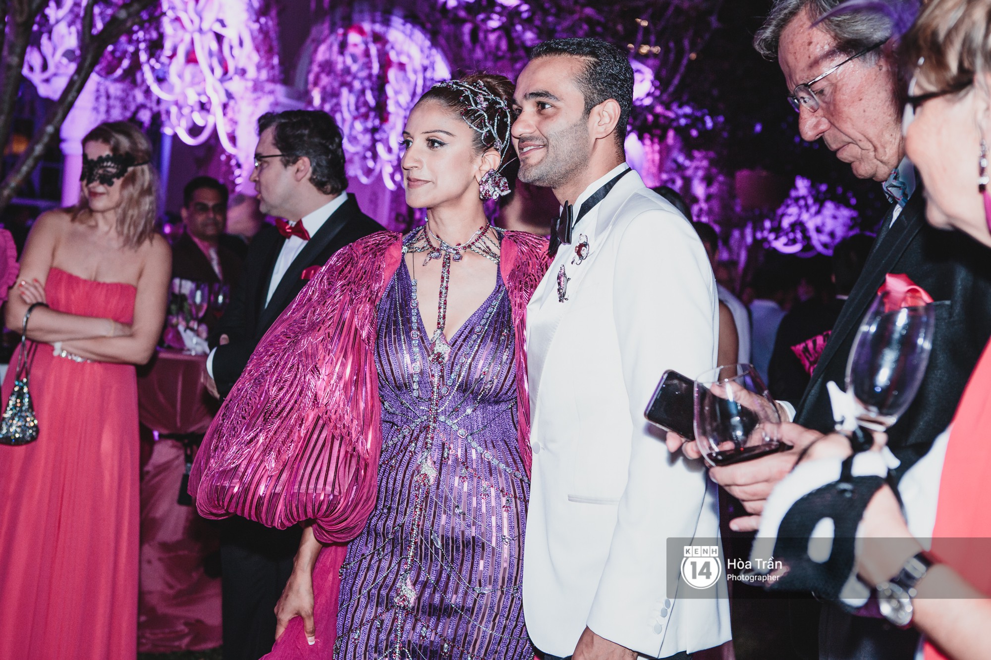 Cặp đôi tỷ phú Ấn Độ lộng lẫy cùng các khách mời đại gia vào đêm tiệc Pink Party đầu tiên ở Phú Quốc