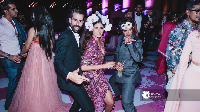 Cặp đôi tỷ phú Ấn Độ lộng lẫy cùng các khách mời đại gia vào đêm tiệc Pink Party đầu tiên ở Phú Quốc