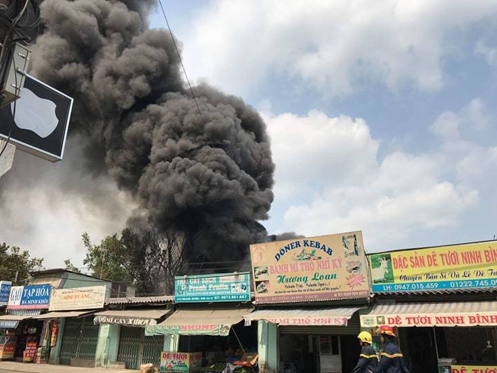 Cháy lớn ở cửa ngõ Sài Gòn, khói đen bốc cao hàng trăm mét