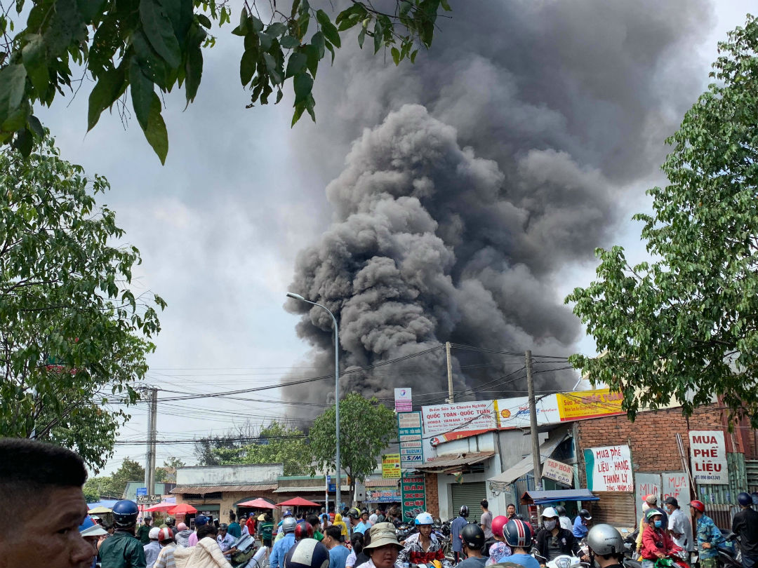 Cháy lớn ở cửa ngõ Sài Gòn, khói đen bốc cao hàng trăm mét