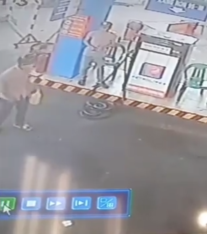 Clip cảnh giác: Mua được can xăng, quay ra mất luôn xe máy