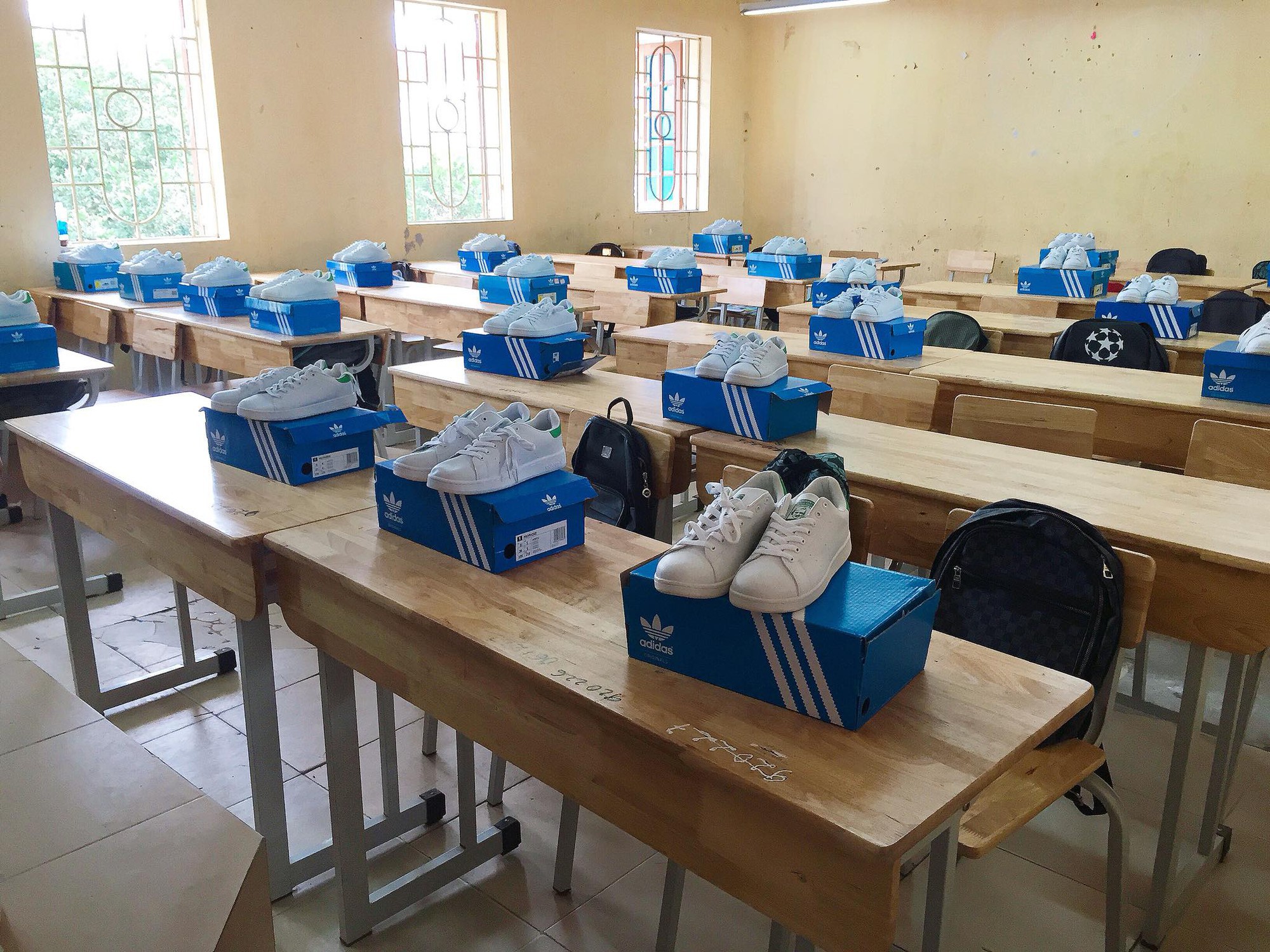 Quà 8/3 cực chất khiến đám con gái phát cuồng: Mỗi cô bạn trong lớp được tặng một đôi giày Adidas hoặc Nike