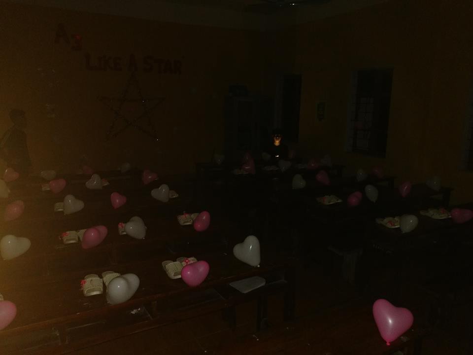 Quà 8/3 cực chất khiến đám con gái phát cuồng: Mỗi cô bạn trong lớp được tặng một đôi giày Adidas hoặc Nike