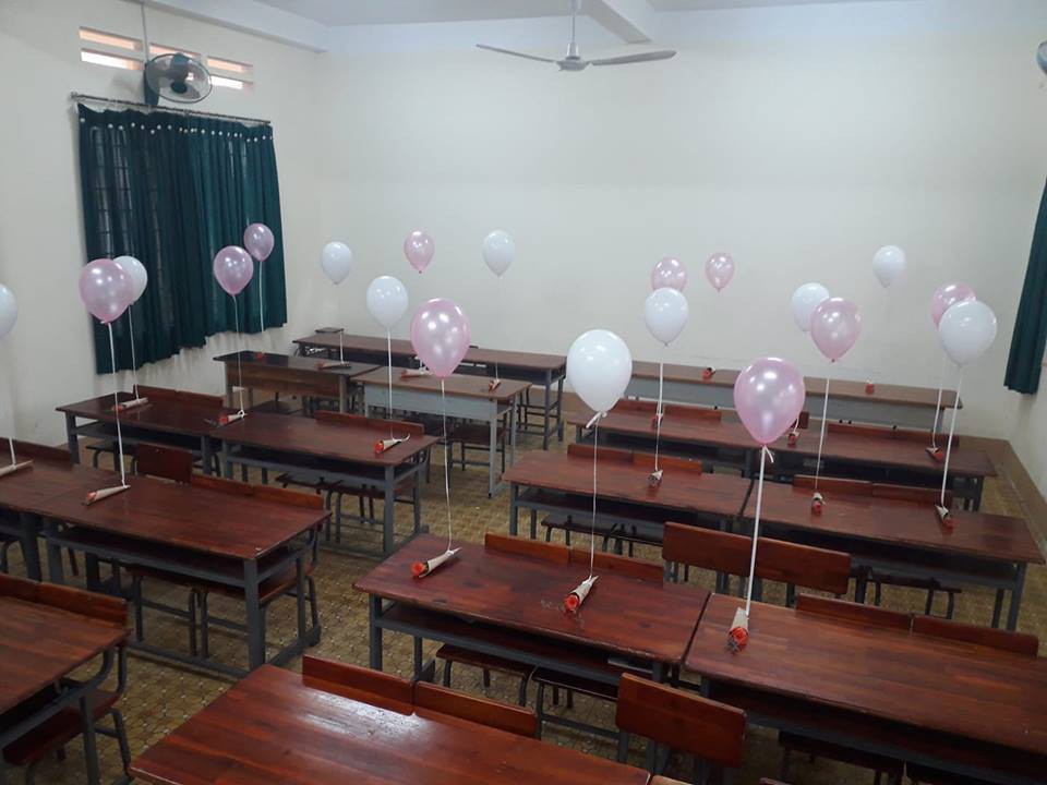 Quà 8/3 cực chất khiến đám con gái phát cuồng: Mỗi cô bạn trong lớp được tặng một đôi giày Adidas hoặc Nike