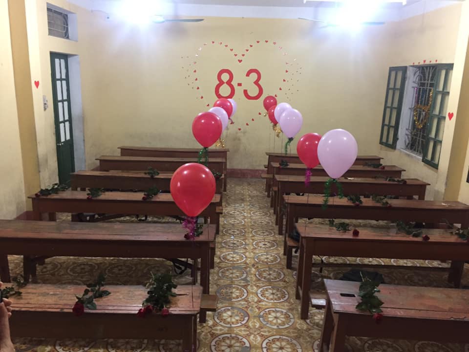 Quà 8/3 cực chất khiến đám con gái phát cuồng: Mỗi cô bạn trong lớp được tặng một đôi giày Adidas hoặc Nike