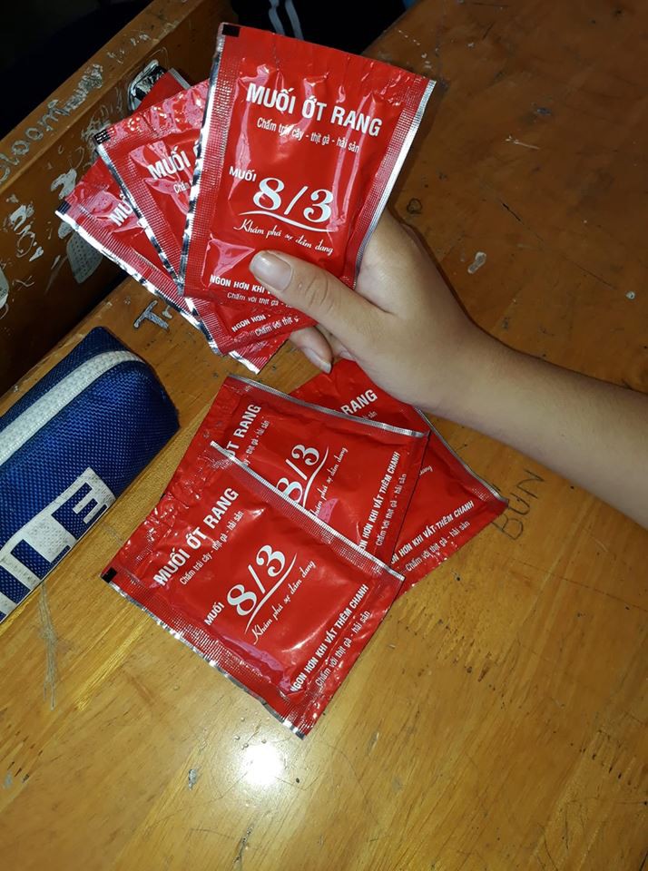 Quà 8/3 cực chất khiến đám con gái phát cuồng: Mỗi cô bạn trong lớp được tặng một đôi giày Adidas hoặc Nike