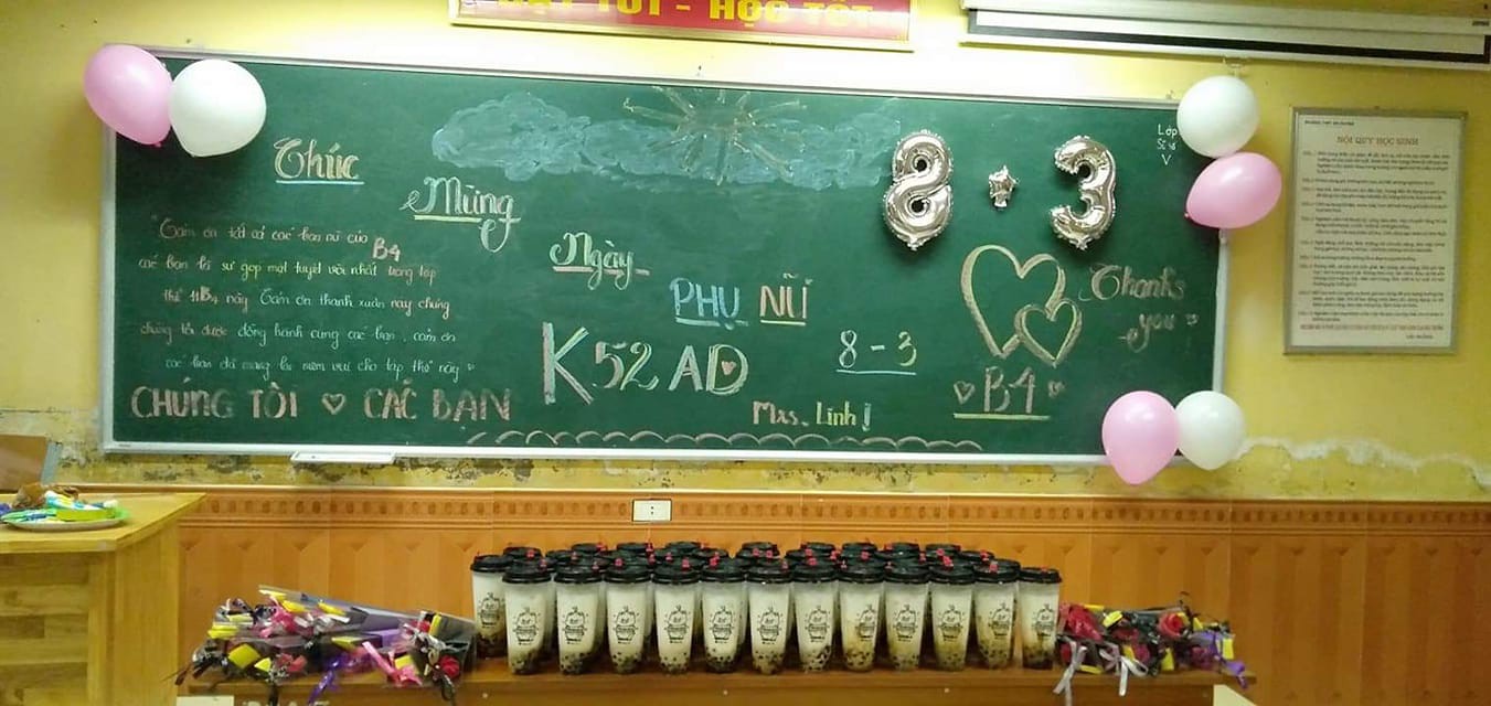 Quà 8/3 cực chất khiến đám con gái phát cuồng: Mỗi cô bạn trong lớp được tặng một đôi giày Adidas hoặc Nike