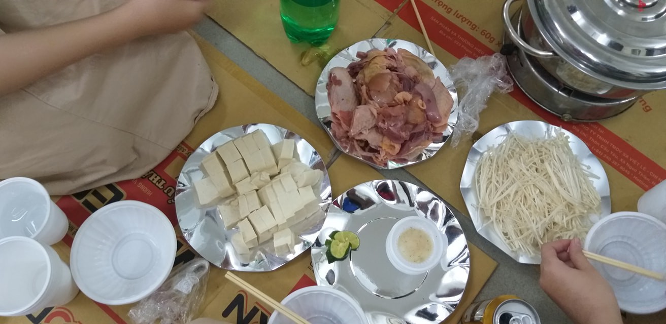 Quà 8/3 cực chất khiến đám con gái phát cuồng: Mỗi cô bạn trong lớp được tặng một đôi giày Adidas hoặc Nike