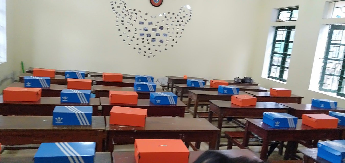 Quà 8/3 cực chất khiến đám con gái phát cuồng: Mỗi cô bạn trong lớp được tặng một đôi giày Adidas hoặc Nike