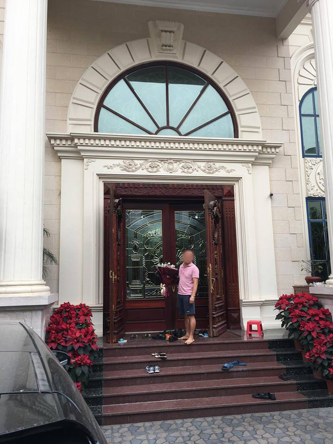 Thanh niên mặc đồ giản dị ôm hoa đứng trước biệt thự ngày 8/3 bỗng gây sóng gió MXH vì đủ chuyện thêu dệt