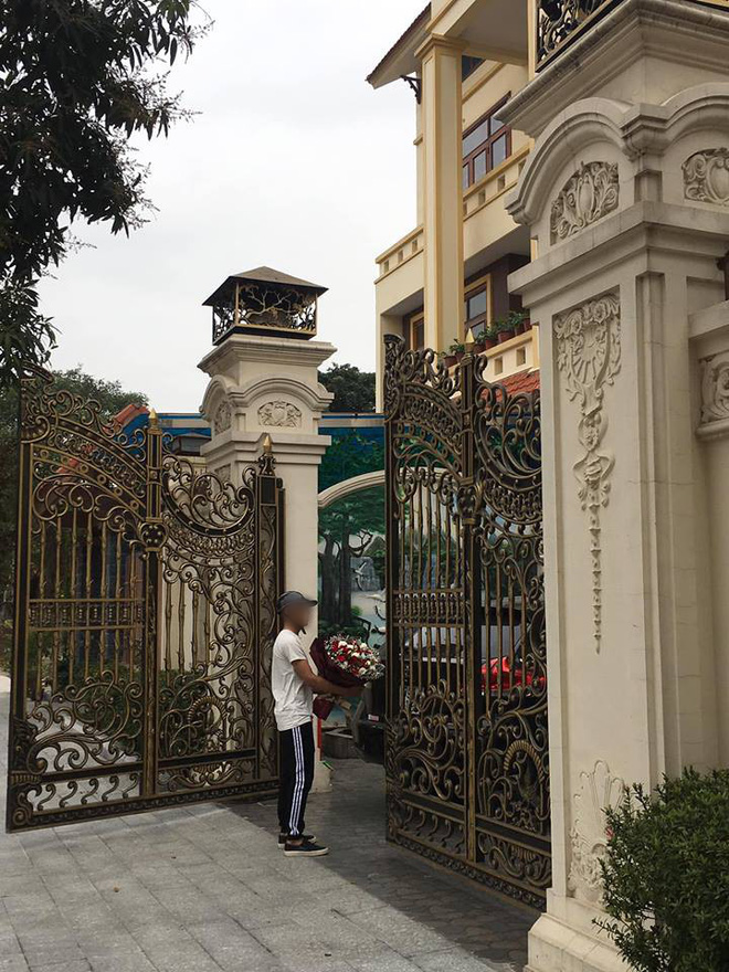 Thanh niên mặc đồ giản dị ôm hoa đứng trước biệt thự ngày 8/3 bỗng gây sóng gió MXH vì đủ chuyện thêu dệt