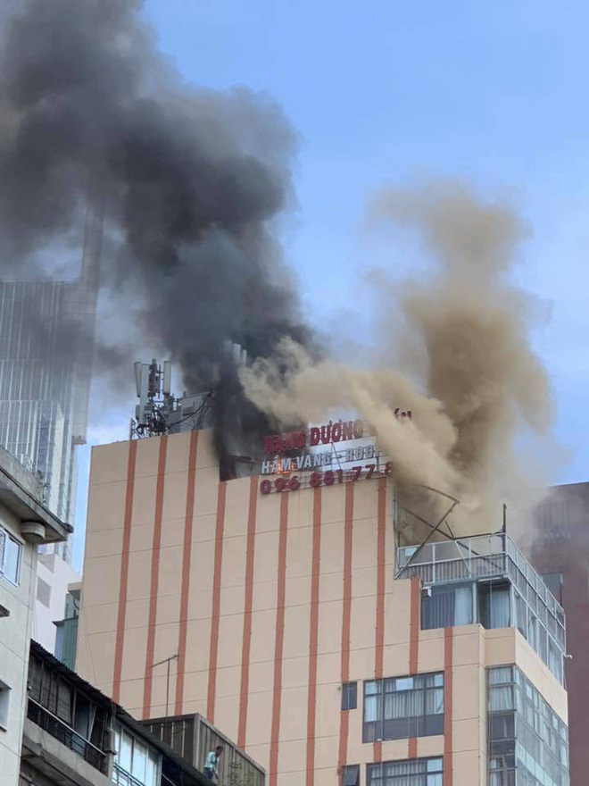 Nhà hàng trung tâm Sài Gòn bốc cháy, thực khách bỏ chạy tán loạn