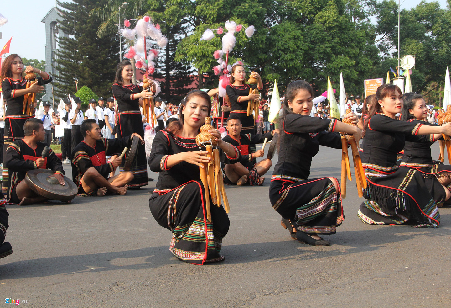 Hàng nghìn người đội nắng ngắm hoa hậu tại lễ hội cà phê Buôn Ma Thuột