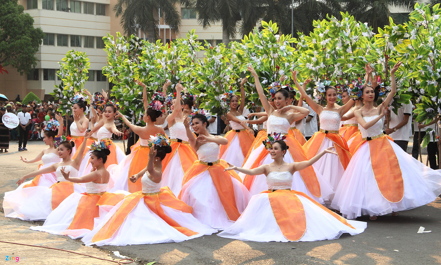 Hàng nghìn người đội nắng ngắm hoa hậu tại lễ hội cà phê Buôn Ma Thuột