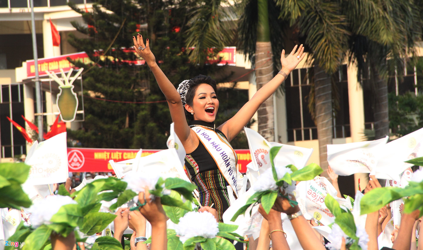 Hàng nghìn người đội nắng ngắm hoa hậu tại lễ hội cà phê Buôn Ma Thuột
