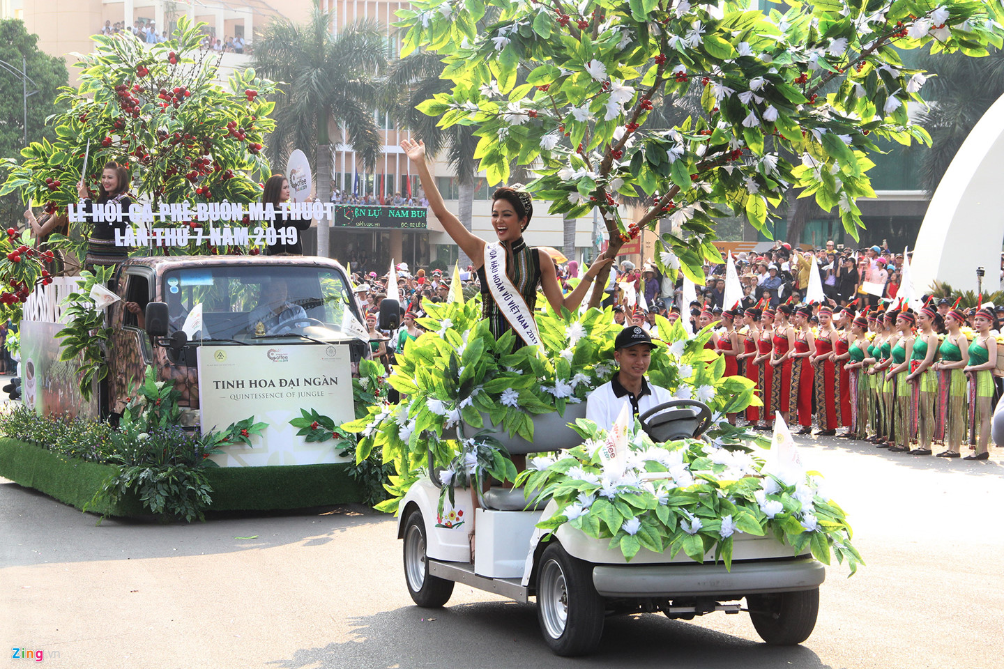 Hàng nghìn người đội nắng ngắm hoa hậu tại lễ hội cà phê Buôn Ma Thuột