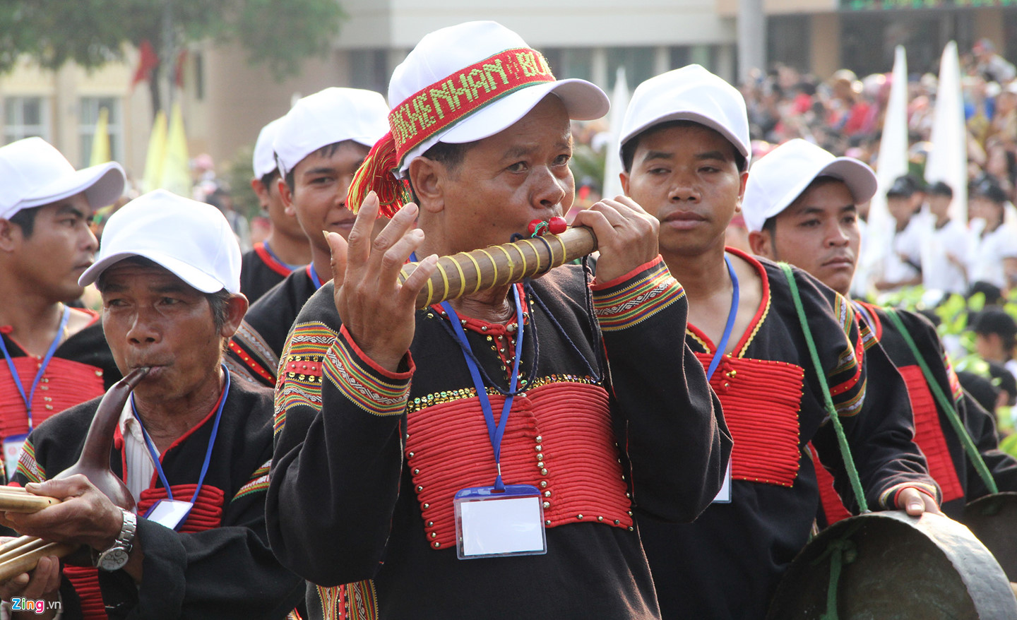 Hàng nghìn người đội nắng ngắm hoa hậu tại lễ hội cà phê Buôn Ma Thuột