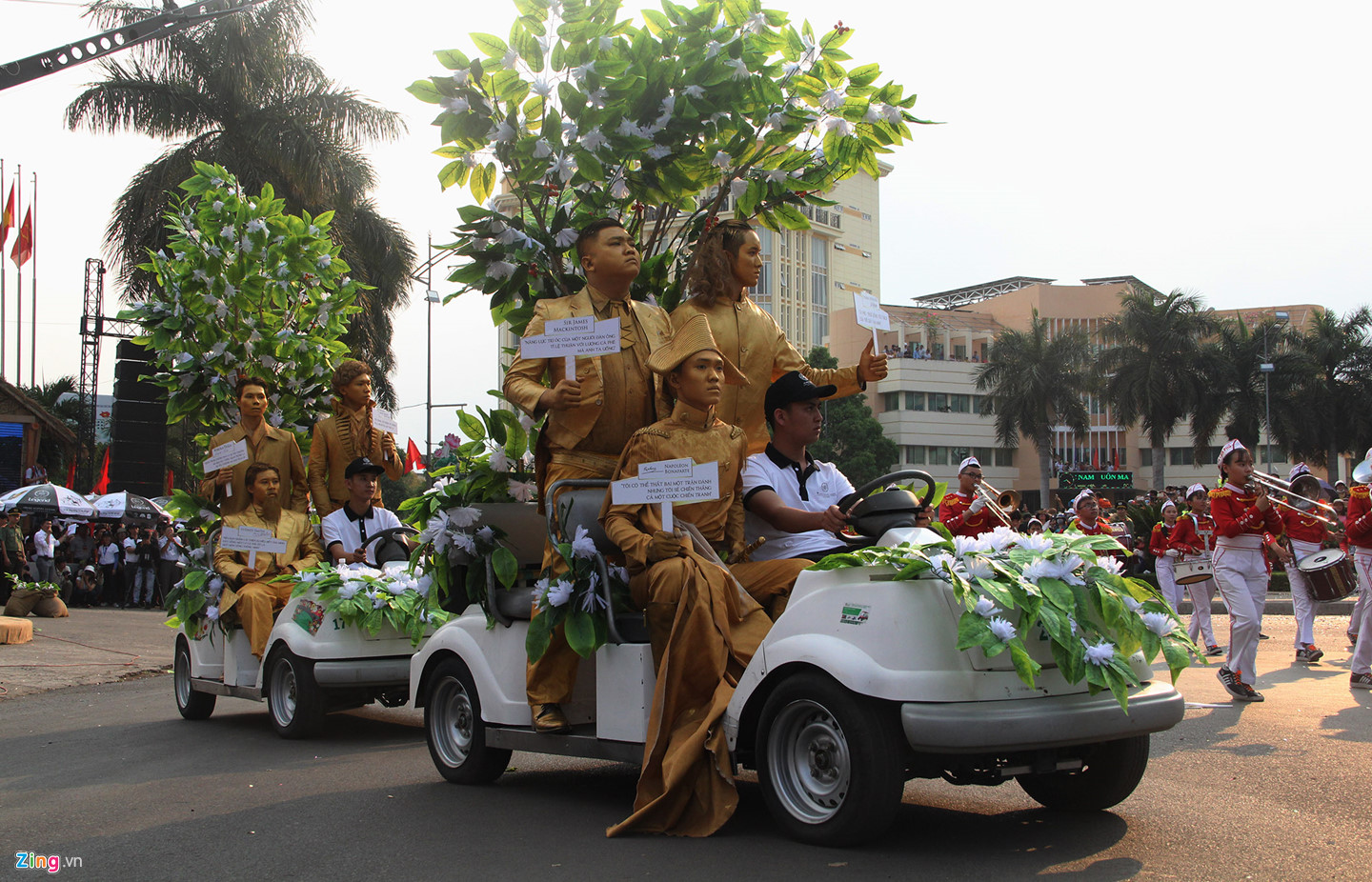 Hàng nghìn người đội nắng ngắm hoa hậu tại lễ hội cà phê Buôn Ma Thuột