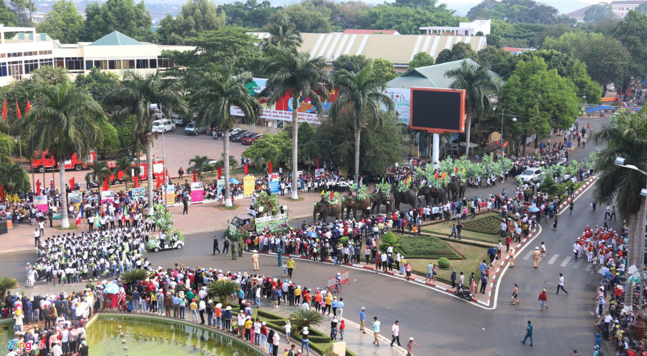 Hàng nghìn người đội nắng ngắm hoa hậu tại lễ hội cà phê Buôn Ma Thuột