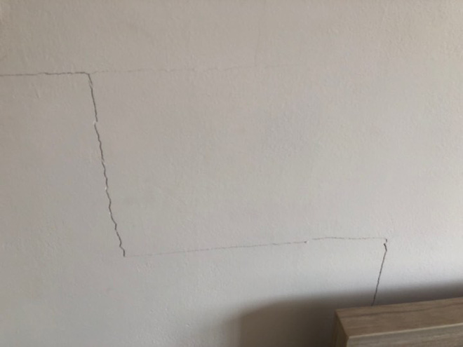 Mẹ đơn thân bị chủ đầu tư chung cư cấm vận, biến thành con tin trong chính căn hộ của mình Mẹ đơn thân bị chủ đầu tư chung cư cấm vận, biến thành con tin trong chính căn hộ của mình