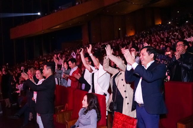 Đêm nhạc kì lạ: Mua vé cả chục triệu đồng, khán giả vẫn phấn khích dù phải đứng và mất sức vì việc này