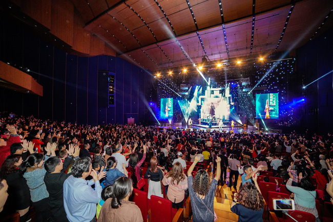 Đêm nhạc kì lạ: Mua vé cả chục triệu đồng, khán giả vẫn phấn khích dù phải đứng và mất sức vì việc này