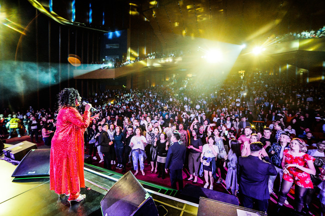 Đêm nhạc kì lạ: Mua vé cả chục triệu đồng, khán giả vẫn phấn khích dù phải đứng và mất sức vì việc này