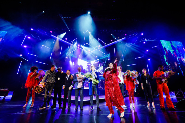 Đêm nhạc kì lạ: Mua vé cả chục triệu đồng, khán giả vẫn phấn khích dù phải đứng và mất sức vì việc này