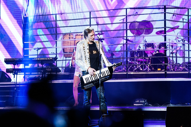 Đêm nhạc kì lạ: Mua vé cả chục triệu đồng, khán giả vẫn phấn khích dù phải đứng và mất sức vì việc này