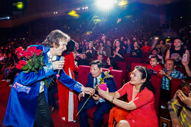 Đêm nhạc kì lạ: Mua vé cả chục triệu đồng, khán giả vẫn phấn khích dù phải đứng và mất sức vì việc này