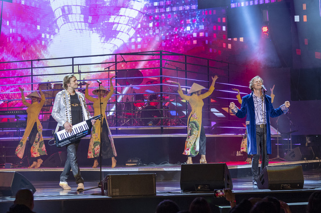 Đêm nhạc kì lạ: Mua vé cả chục triệu đồng, khán giả vẫn phấn khích dù phải đứng và mất sức vì việc này