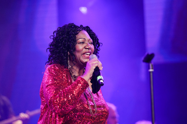 Đêm nhạc kì lạ: Mua vé cả chục triệu đồng, khán giả vẫn phấn khích dù phải đứng và mất sức vì việc này