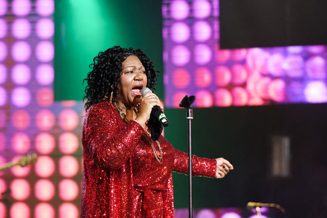 Đêm nhạc kì lạ: Mua vé cả chục triệu đồng, khán giả vẫn phấn khích dù phải đứng và mất sức vì việc này