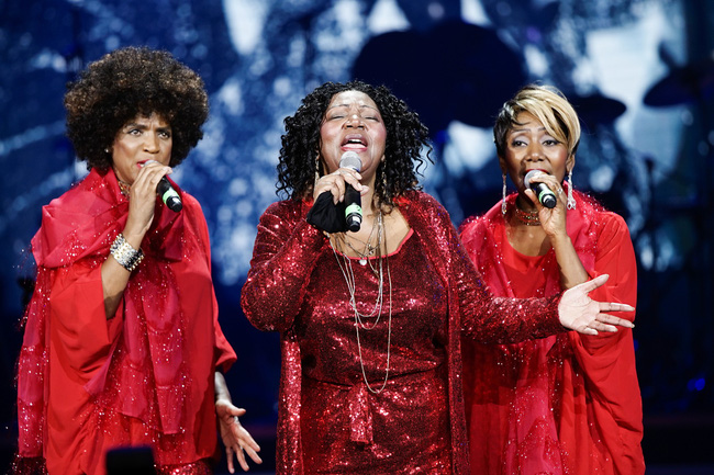 Đêm nhạc kì lạ: Mua vé cả chục triệu đồng, khán giả vẫn phấn khích dù phải đứng và mất sức vì việc này