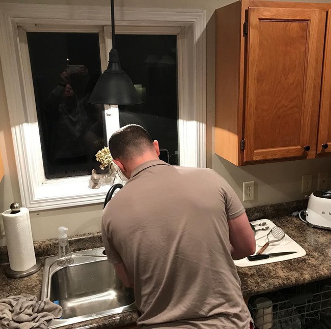 Đạo diễn Lê Hoàng lại khiến chị em thích thú khi hướng dẫn cách phân loại đàn ông thông qua nỗi sợ ngày 8/3