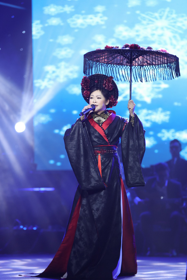 Lệ Quyên bất ngờ công khai rủ Quang Lê về... ở chung 2 tháng