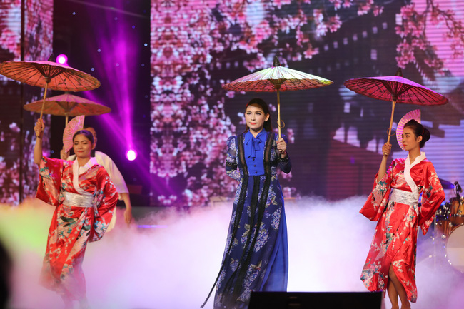 Lệ Quyên bất ngờ công khai rủ Quang Lê về... ở chung 2 tháng