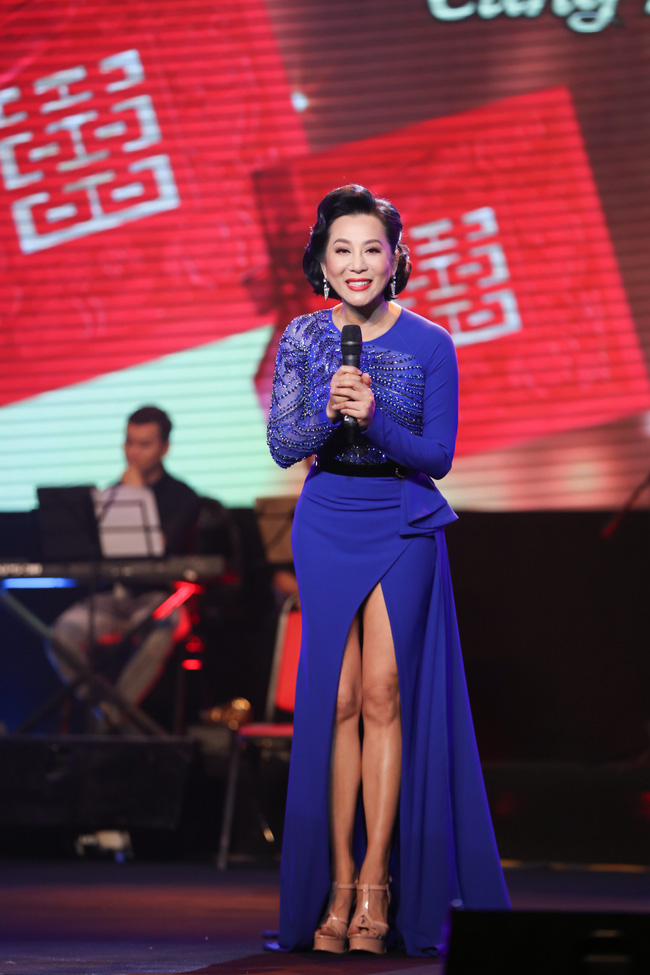 Lệ Quyên bất ngờ công khai rủ Quang Lê về... ở chung 2 tháng