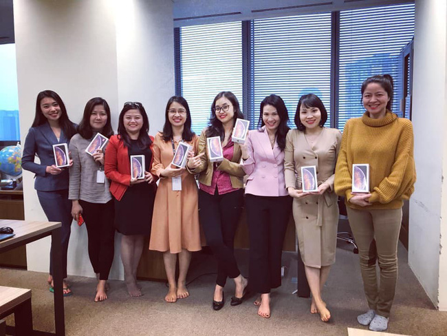 Phát ghen với dàn chị em VTV được tặng quà khủng nhân 8/3: Mỗi người 1 chiếc điện thoại gần 30 triệu