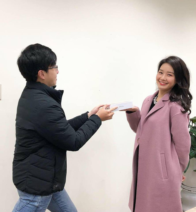 Phát ghen với dàn chị em VTV được tặng quà khủng nhân 8/3: Mỗi người 1 chiếc điện thoại gần 30 triệu