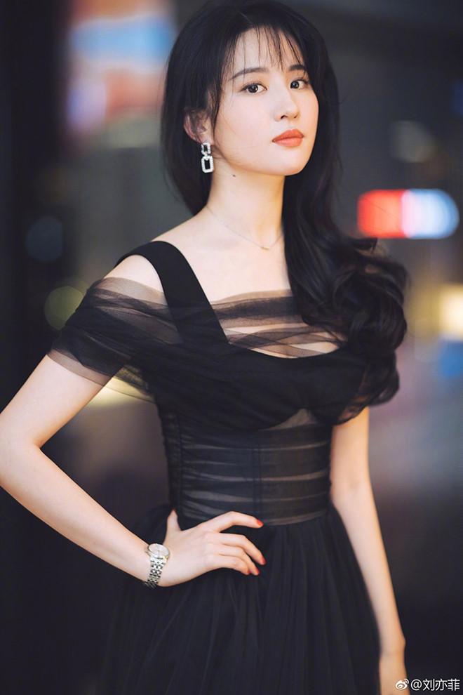 Lưu Diệc Phi gây sốt mạng khi xuất hiện trẻ như 20 tuổi dù đã 32