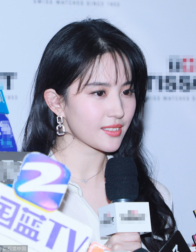 Lưu Diệc Phi gây sốt mạng khi xuất hiện trẻ như 20 tuổi dù đã 32