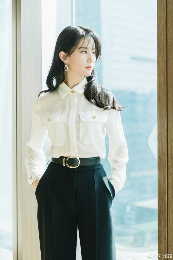 Lưu Diệc Phi gây sốt mạng khi xuất hiện trẻ như 20 tuổi dù đã 32