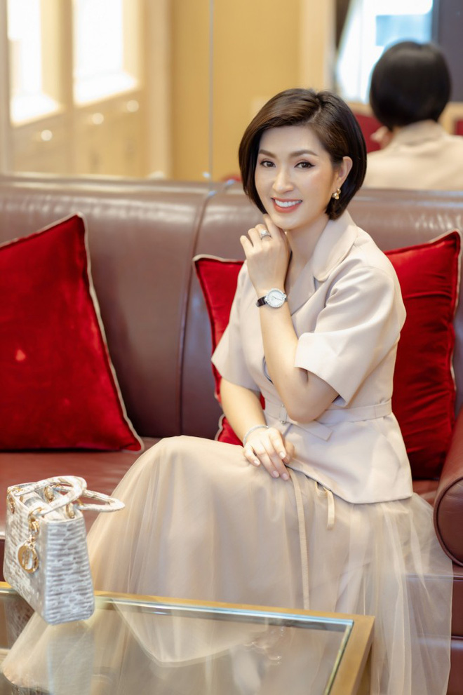 Trở về sau 15 năm lộ ảnh nóng chấn động, Hồng Nhung kể về sự tuyệt vọng, liều lĩnh trốn khỏi viện ở Mỹ