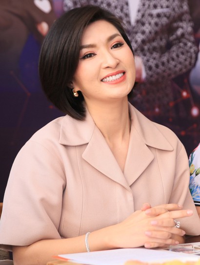 Trở về sau 15 năm lộ ảnh nóng chấn động, Hồng Nhung kể về sự tuyệt vọng, liều lĩnh trốn khỏi viện ở Mỹ