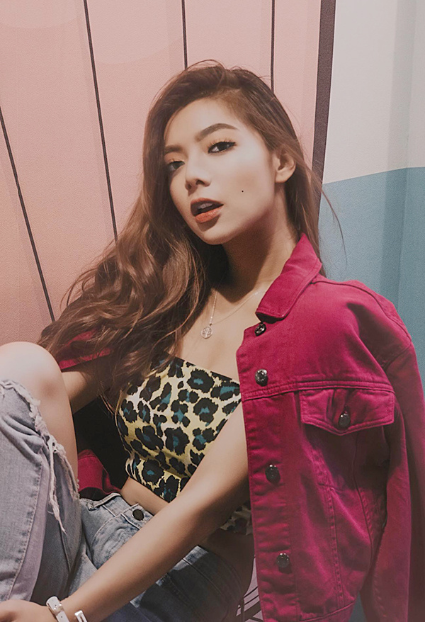 Con gái chưởng môn phái Vịnh Xuân chuộng diện đồ sexy