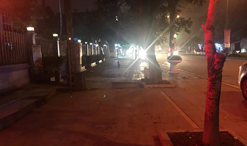 Hai thanh niên đứng ở ban công bị trúng đạn, một người tử vong