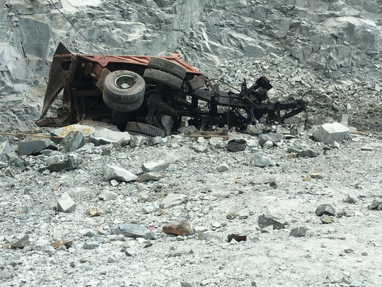 Bình Dương: Chồng lái xe ben rơi xuống vực sâu, vợ khóc thảm