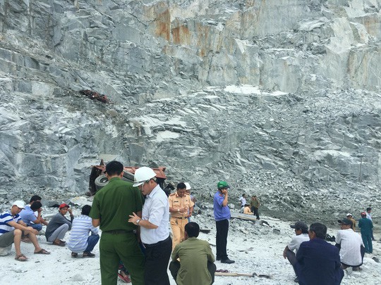 Bình Dương: Chồng lái xe ben rơi xuống vực sâu, vợ khóc thảm